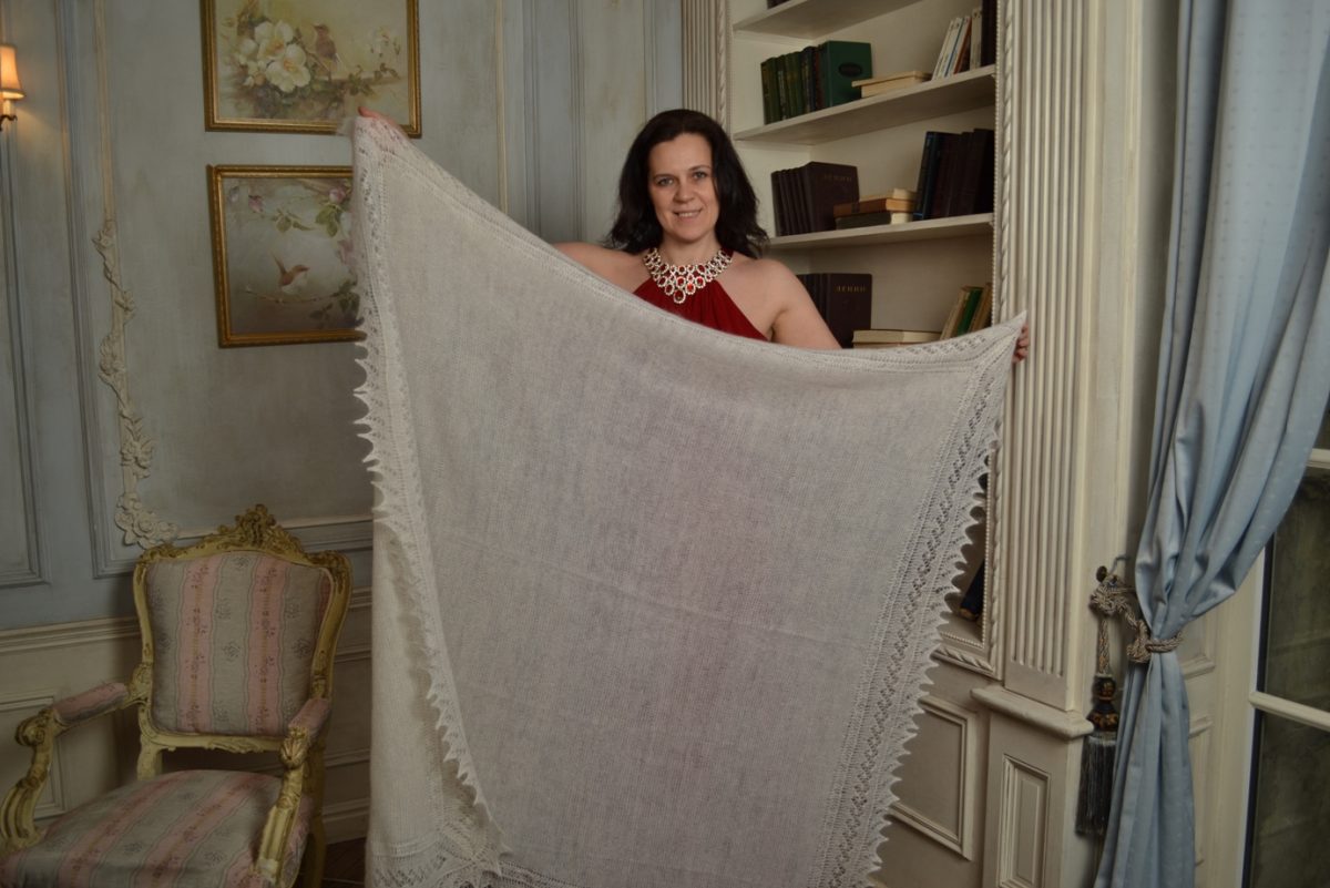 Белый пуховый платок