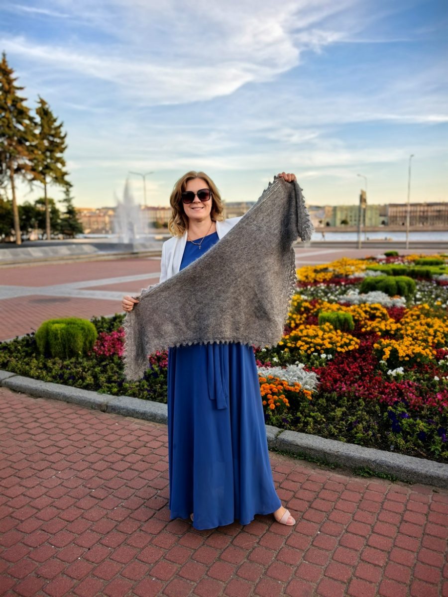 Пуховая косынка серая