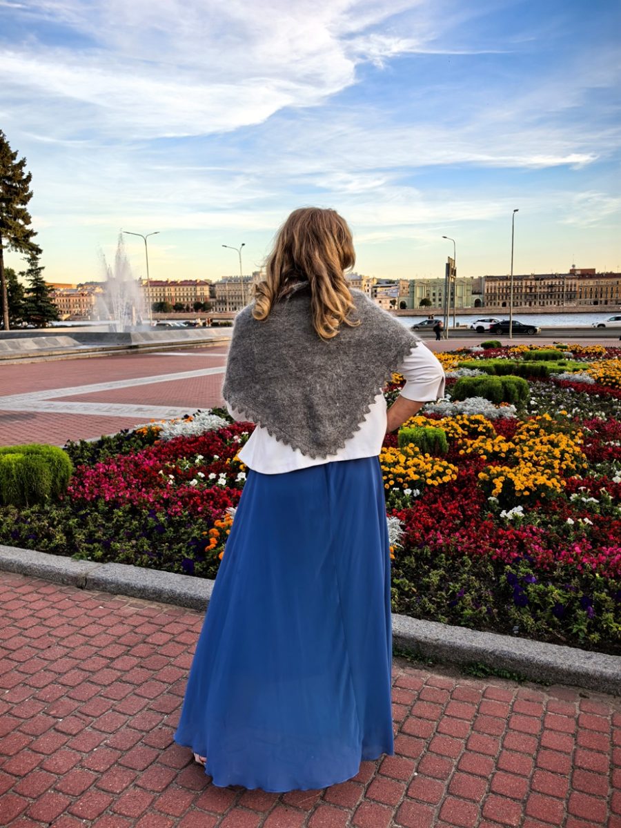 Пуховая косынка серая