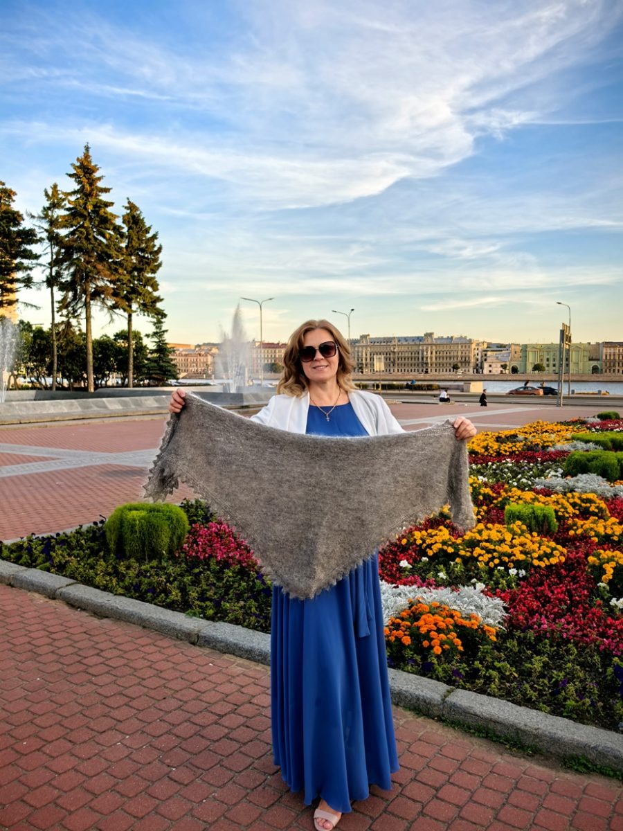 Пуховая косынка серая