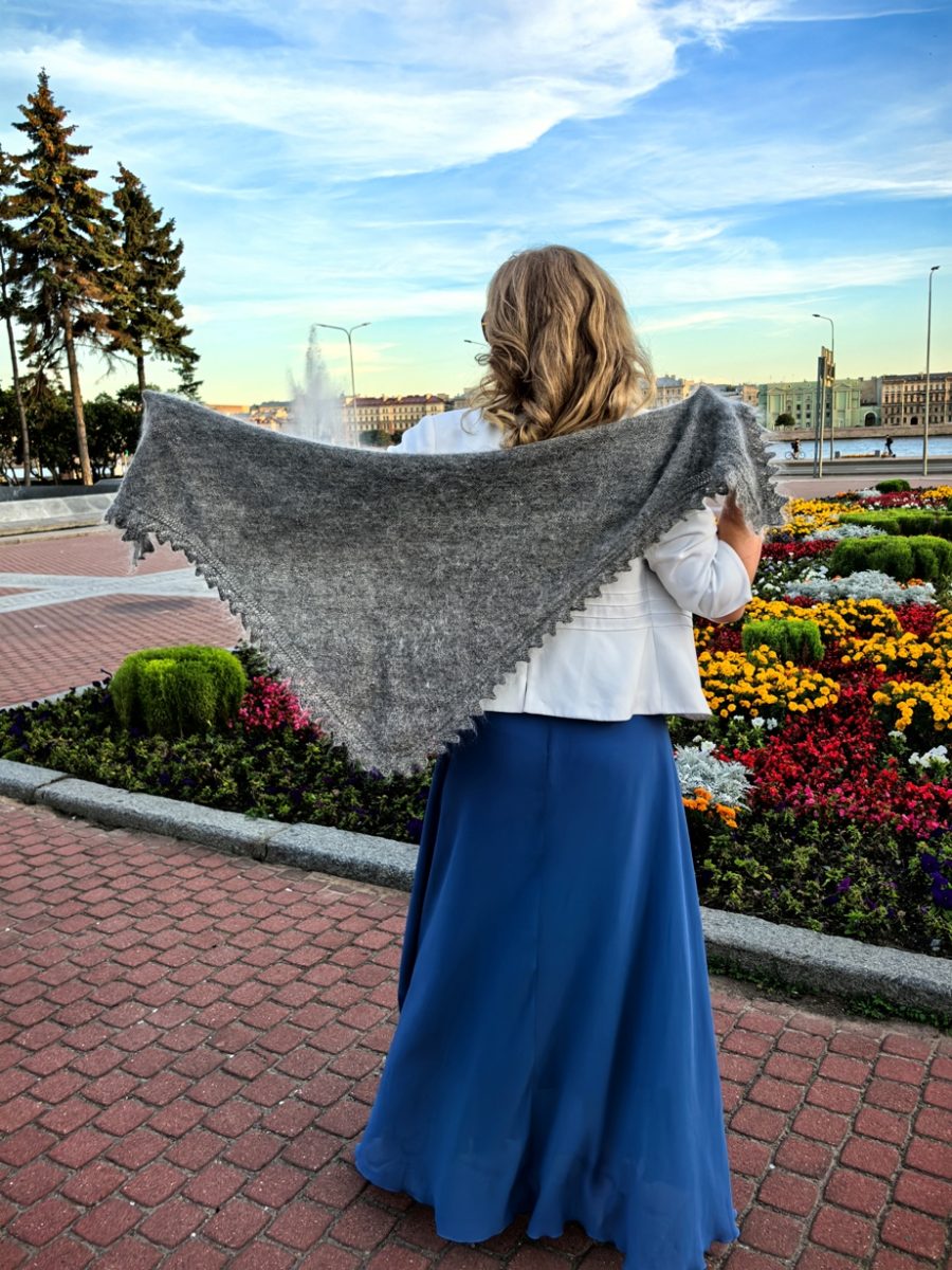 Пуховая косынка серая