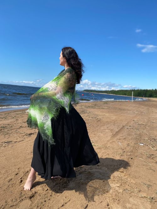 Цветной пуховый палантин