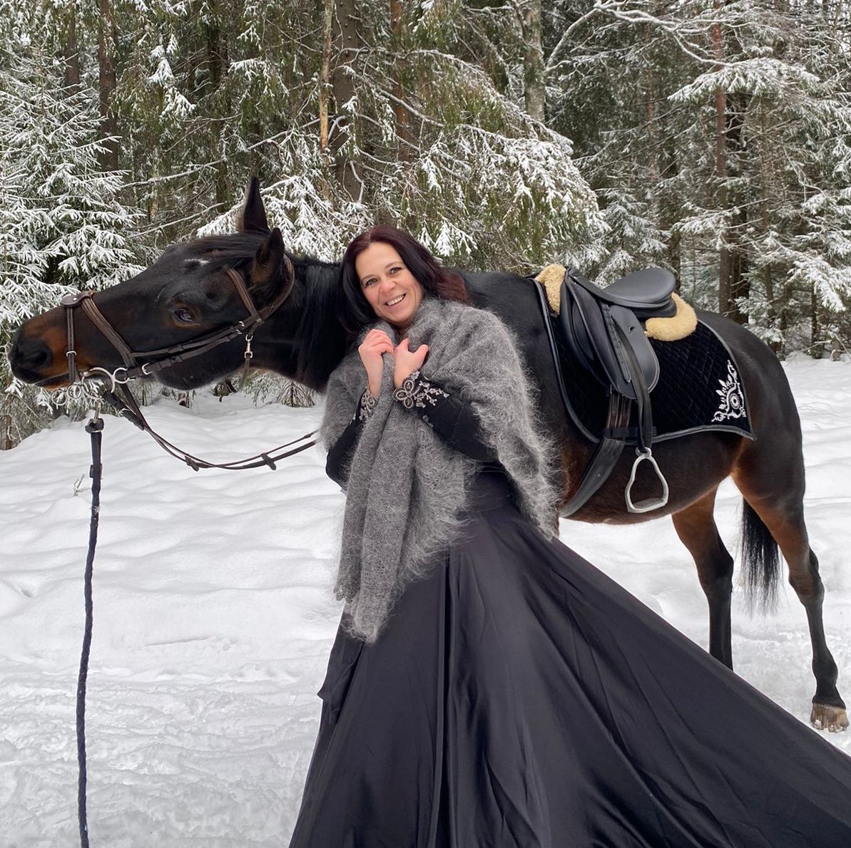 Серенький пуховый платок