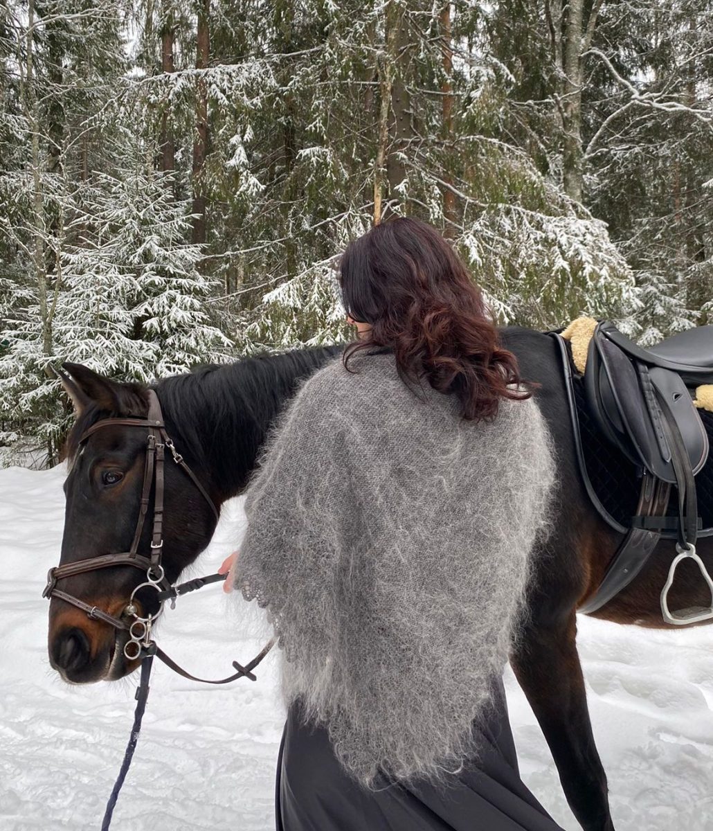 Серенький пуховый платок