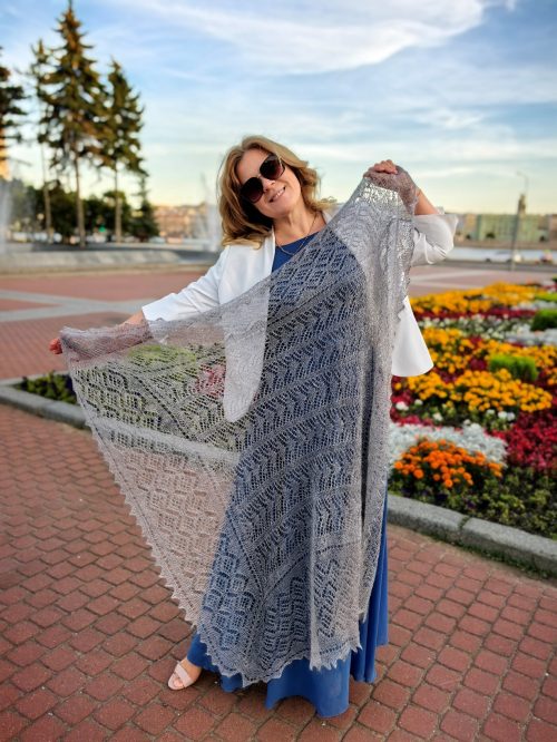 Паутинка серебристая, светло серая