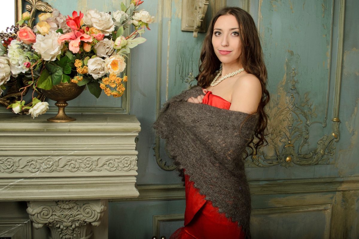 Пуховая серая косынка