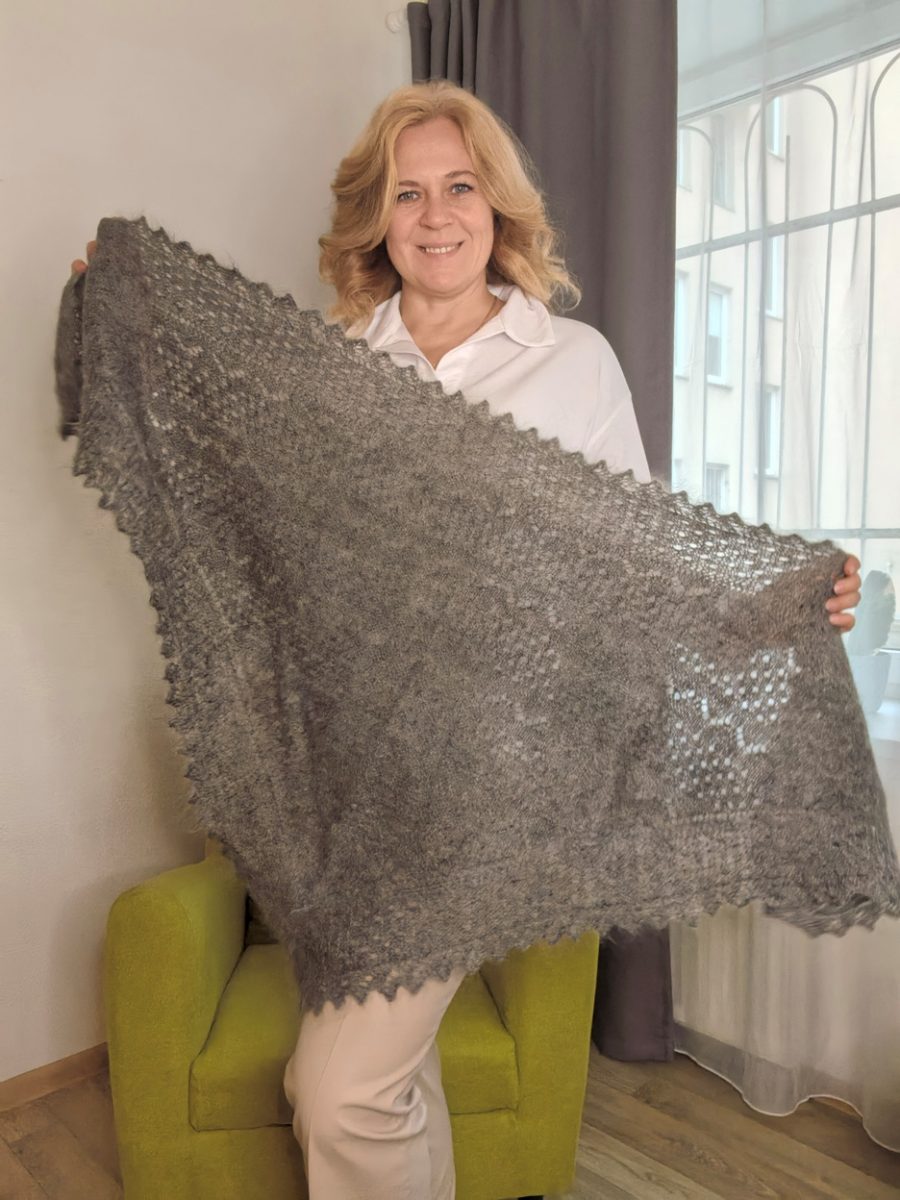 Серая пуховая косынка