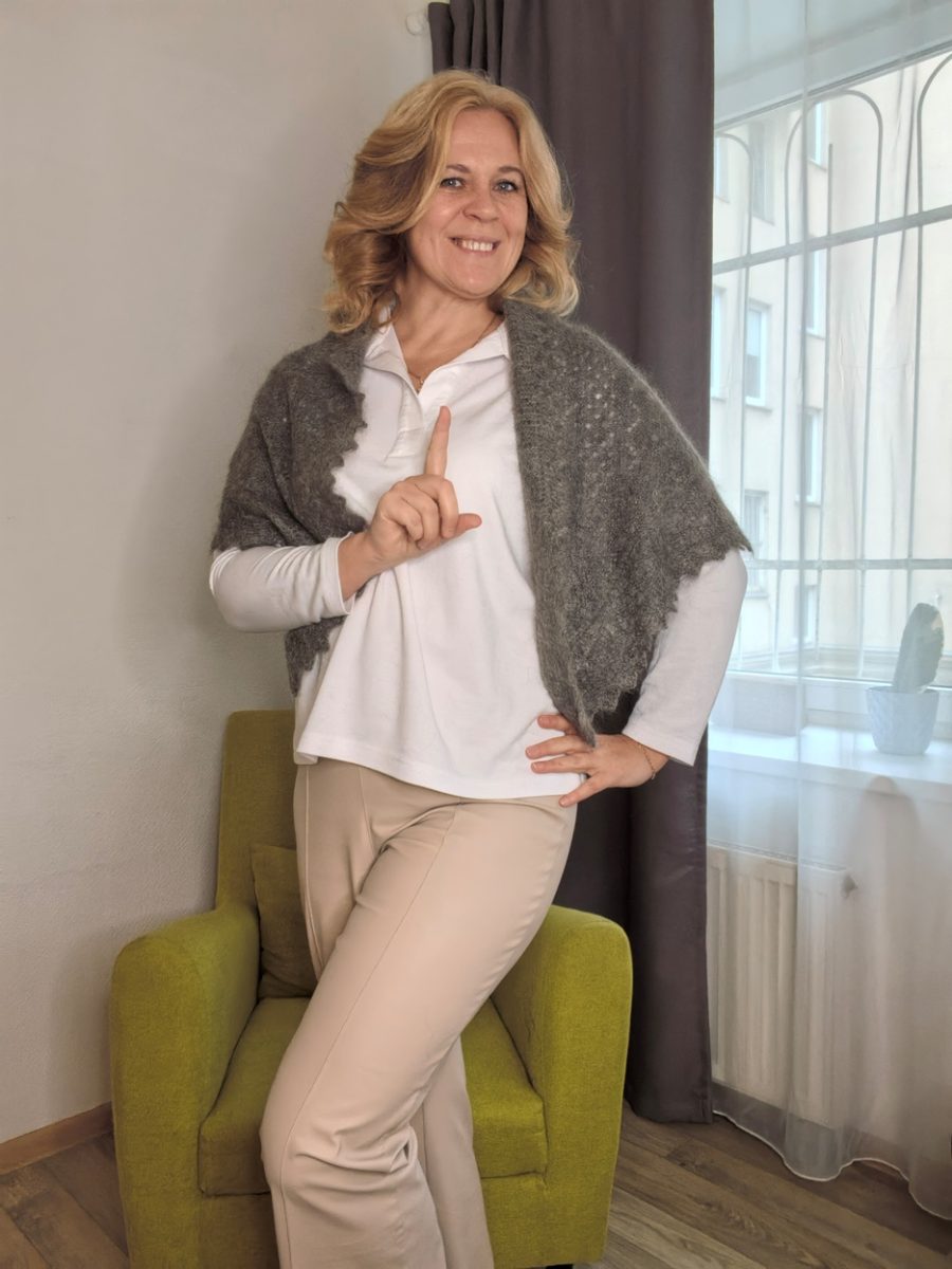 Серая пуховая косынка