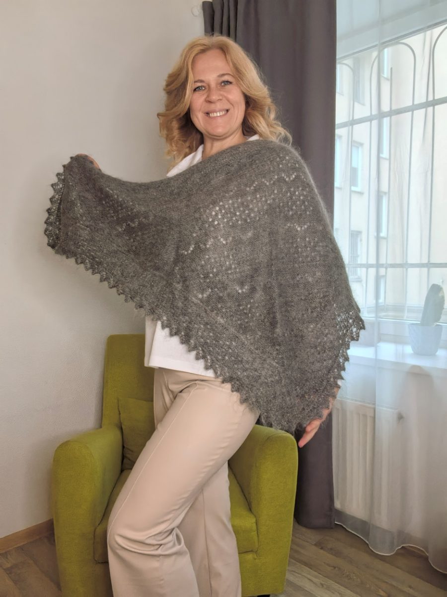 Серая пуховая косынка