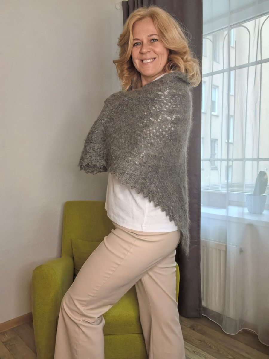 Серая пуховая косынка