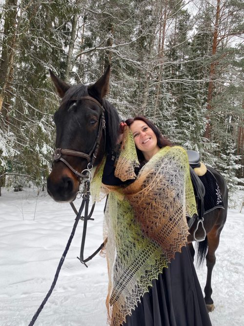 Пуховый палантин зеленый