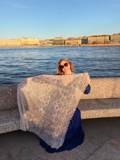 Пуховая паутинка серая