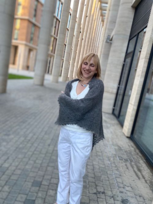 Пуховая серая косынка