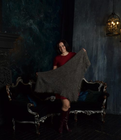 Пуховая серая косынка