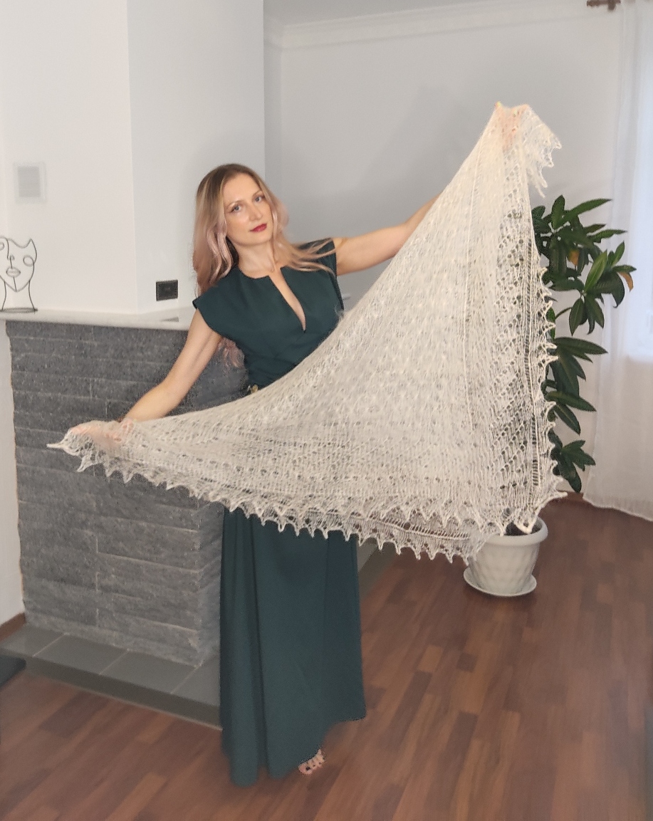 Белая тоненькая пуховая паутиночка