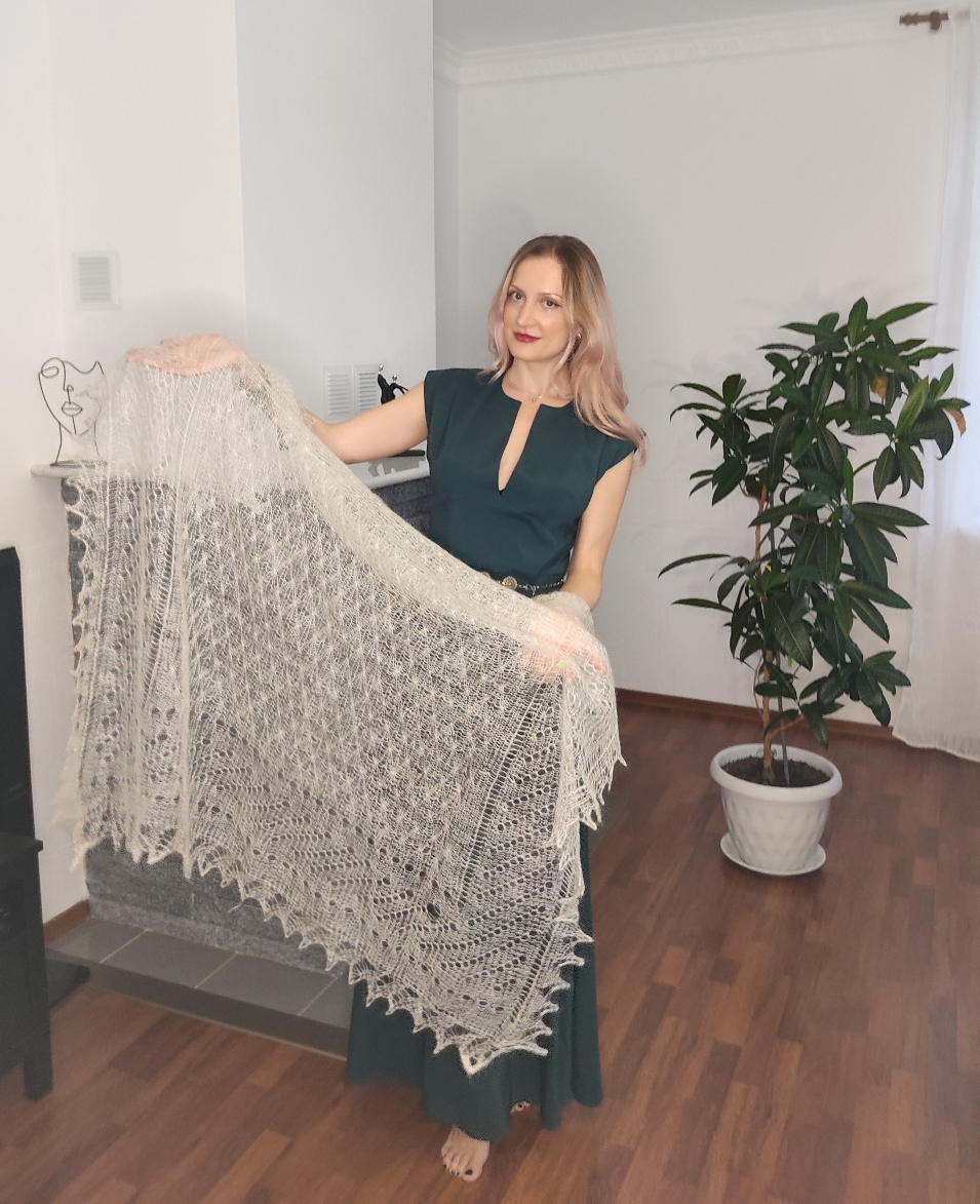 Белая тоненькая пуховая паутиночка