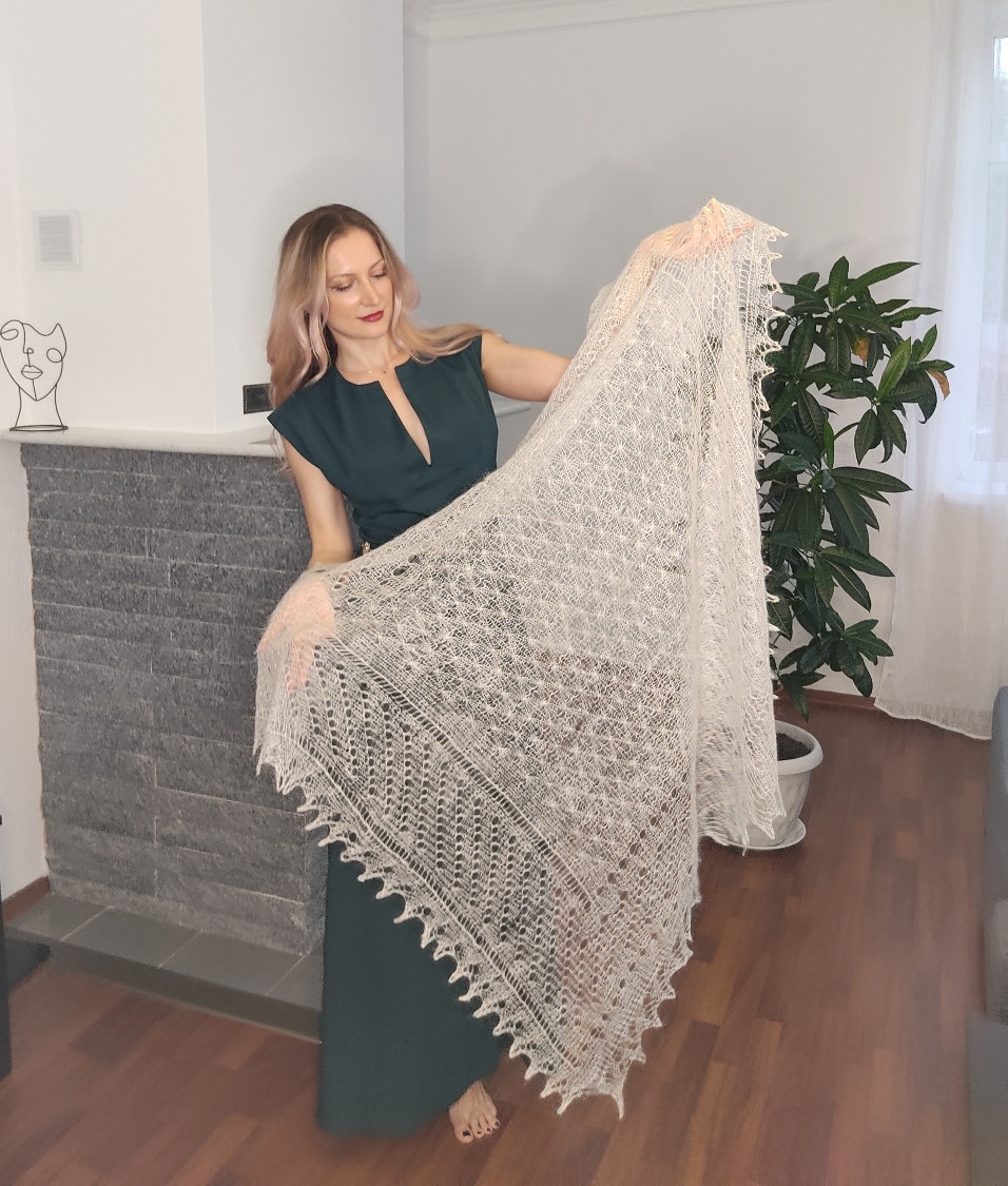 Белая тоненькая пуховая паутиночка