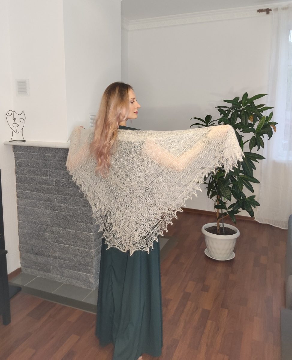 Белая тоненькая пуховая паутиночка