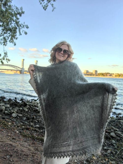 Маленький теплый пуховый платок