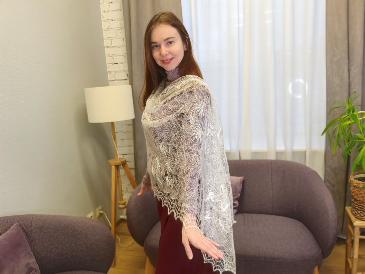 Белый пуховый палантин с вышивкой