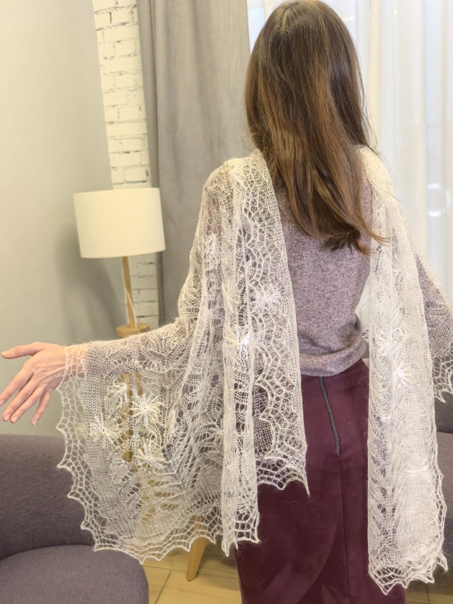 Белый пуховый палантин с вышивкой