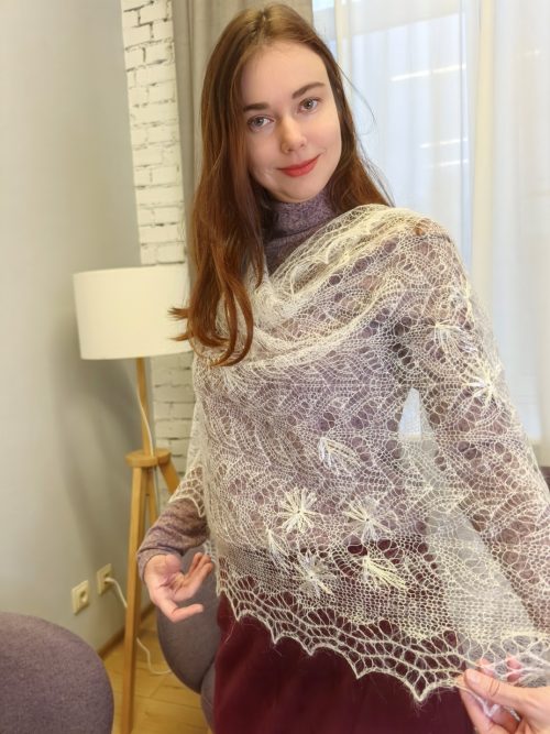 Белый пуховый палантин с вышивкой