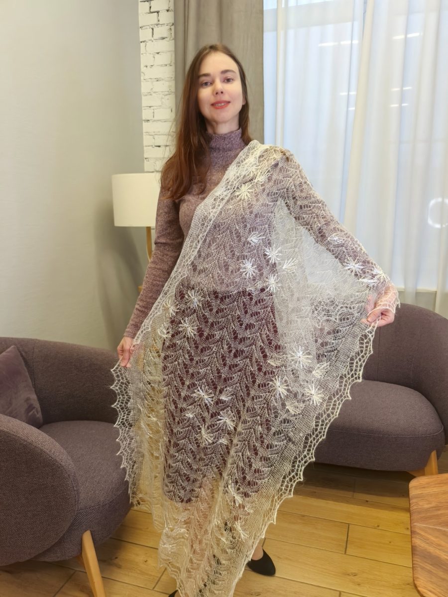 Белый пуховый палантин с вышивкой