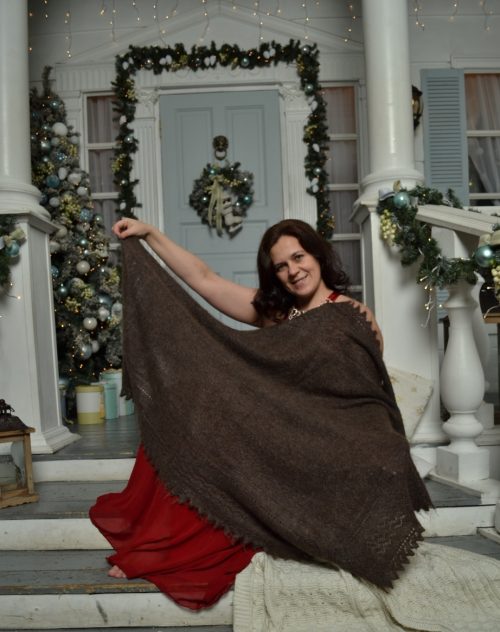 Коричневый пуховый платок