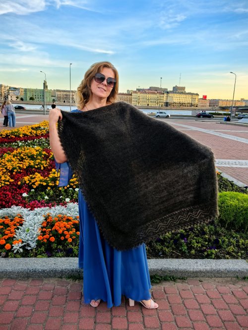 Коричневый пуховый платок