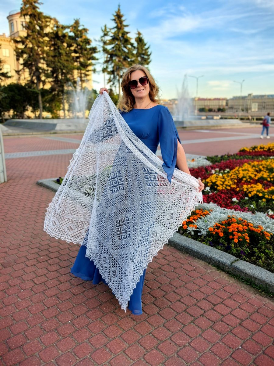 Белая пуховая паутиночка