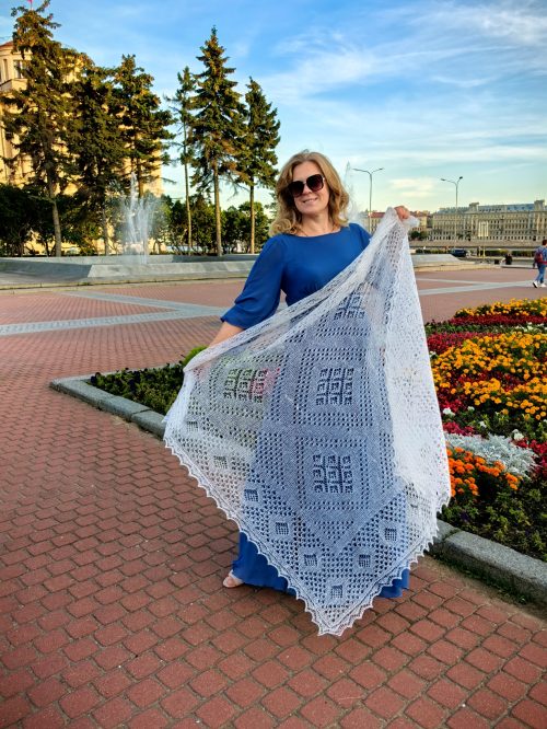 Белая пуховая паутиночка