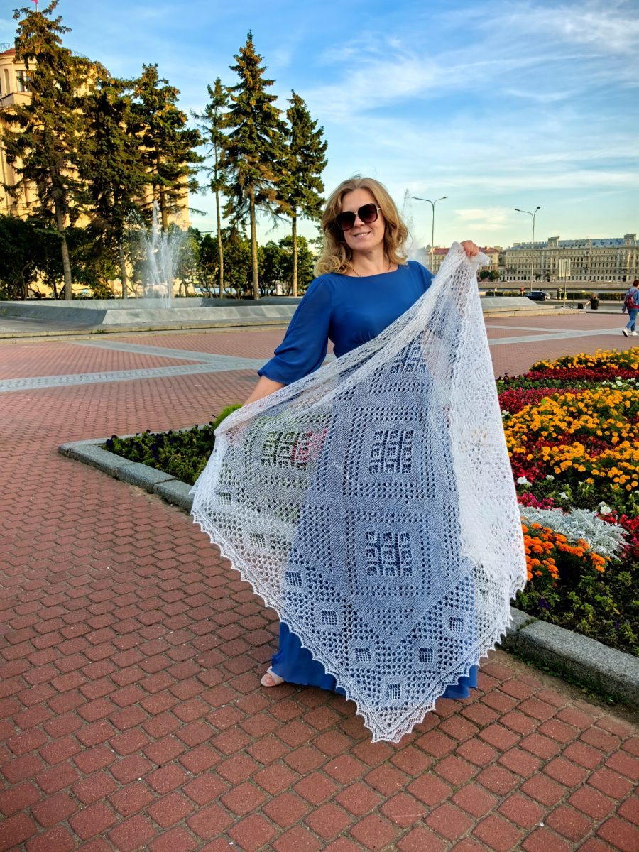 Белая пуховая паутиночка