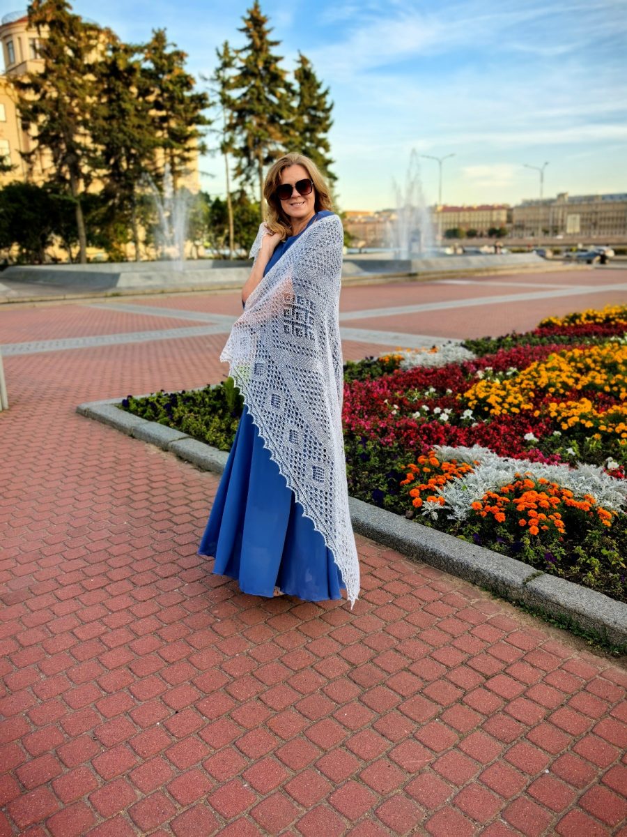 Белая пуховая паутиночка