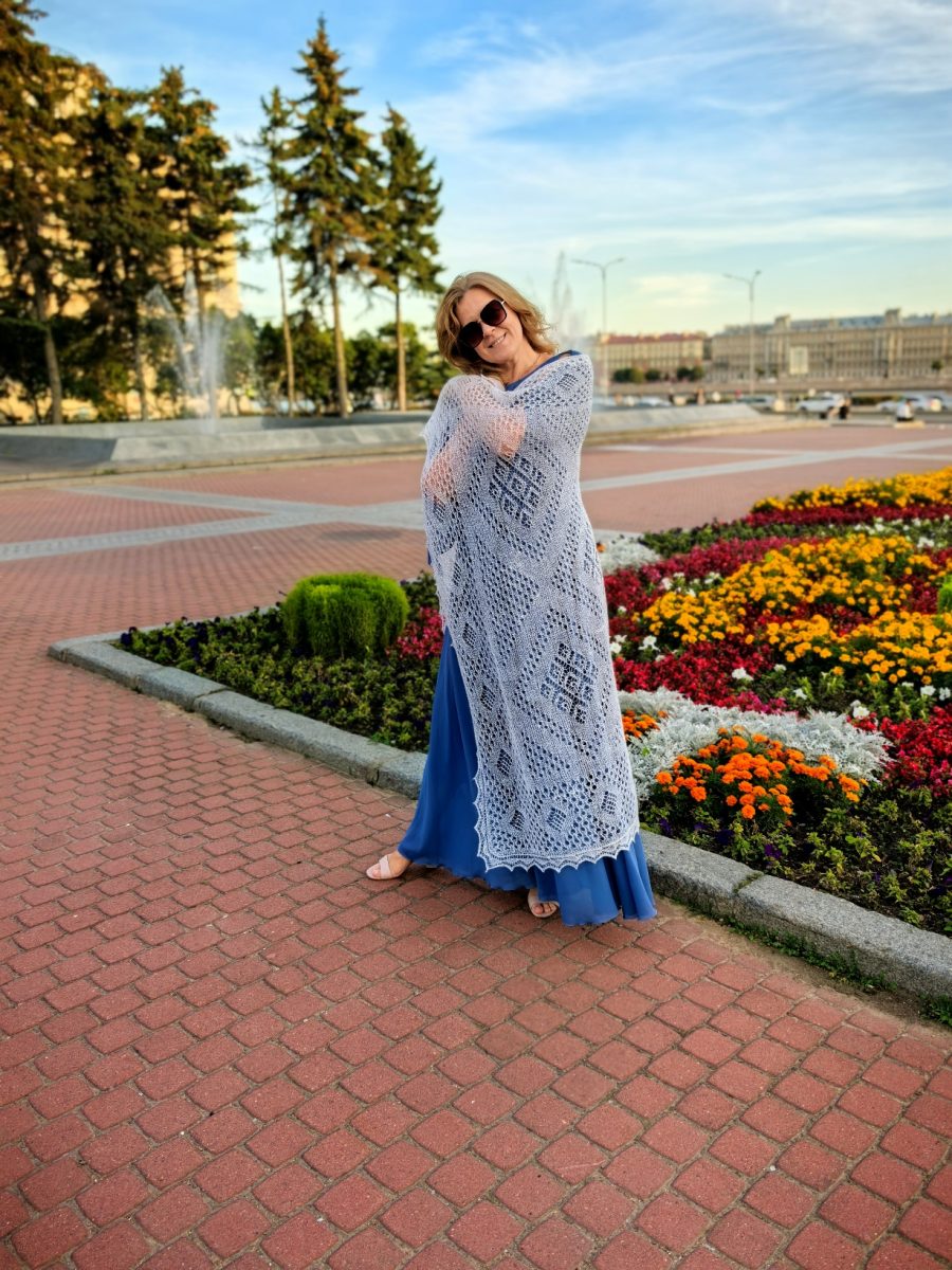 Белая пуховая паутиночка