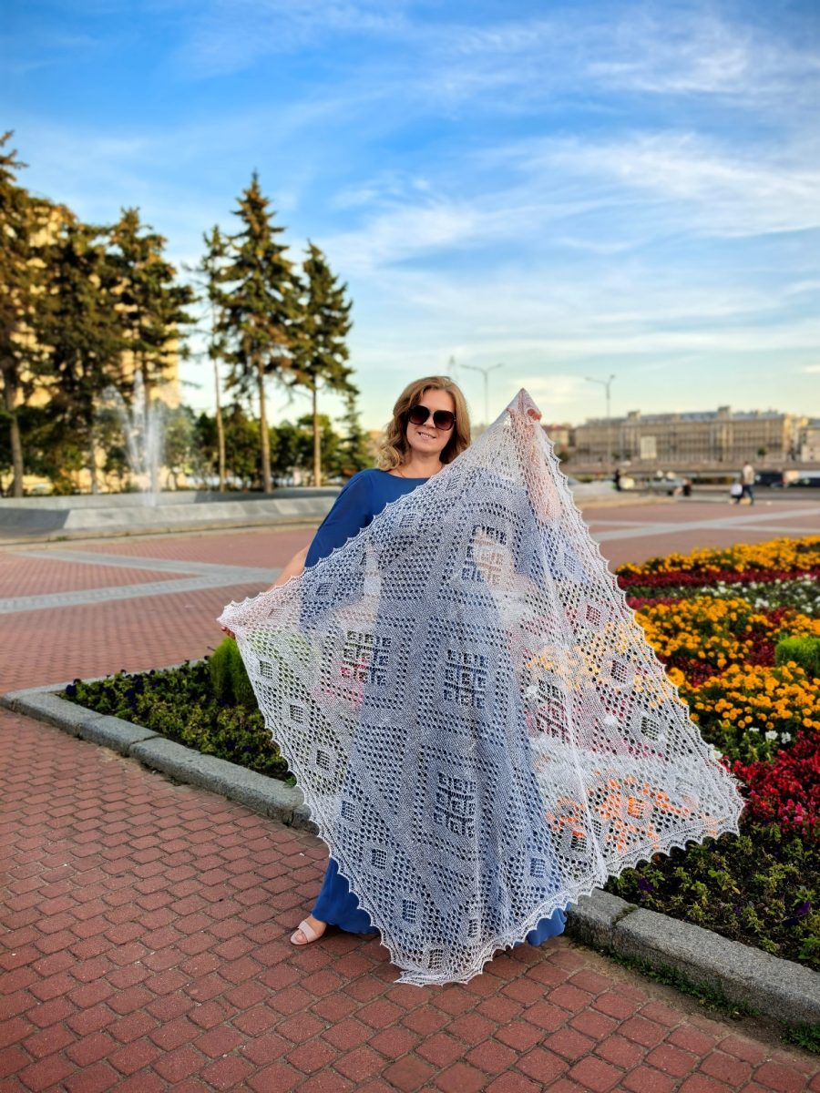 Белая пуховая паутиночка