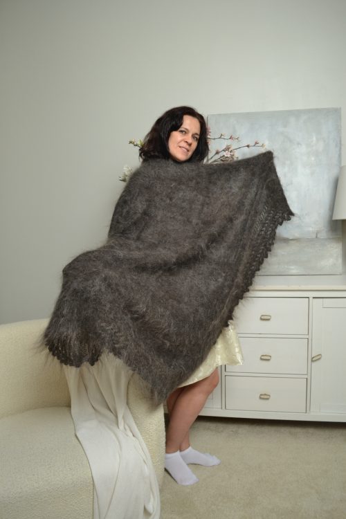 Серый пуховый платок