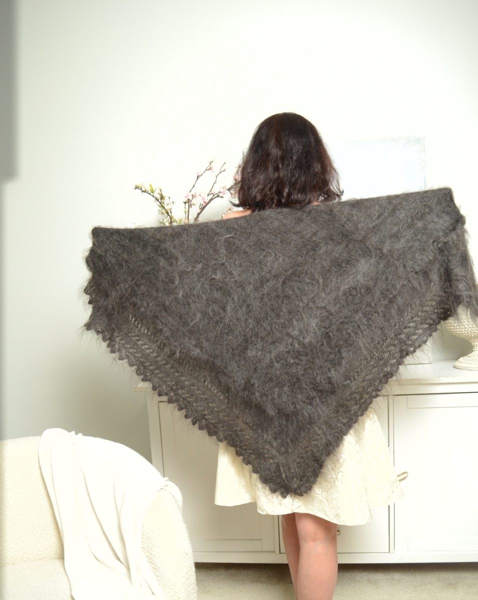 Серый пуховый платок