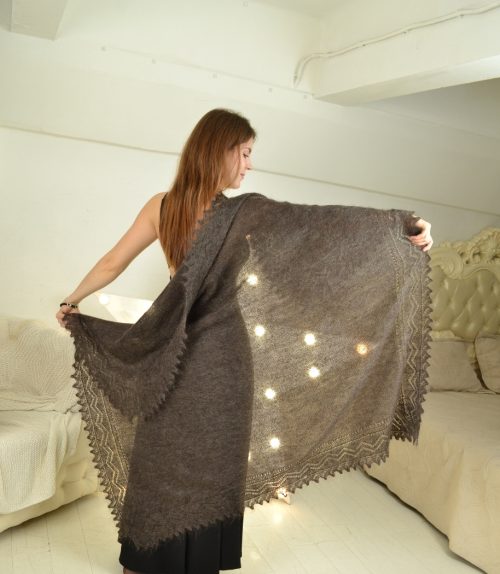 Серенький пуховый платок