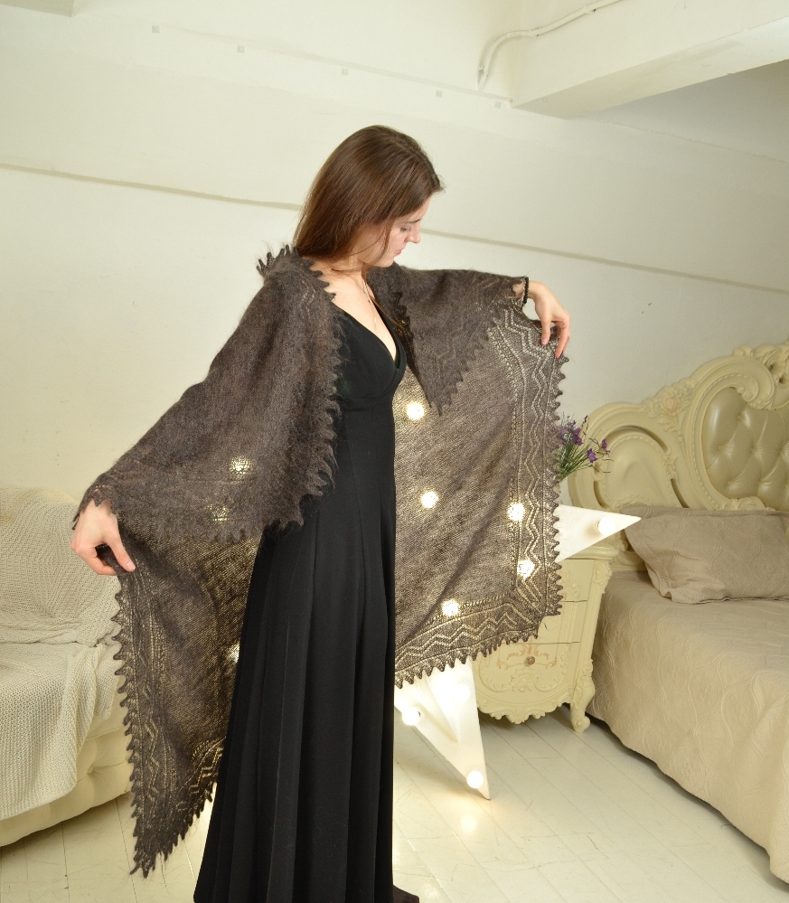 Серенький пуховый платок